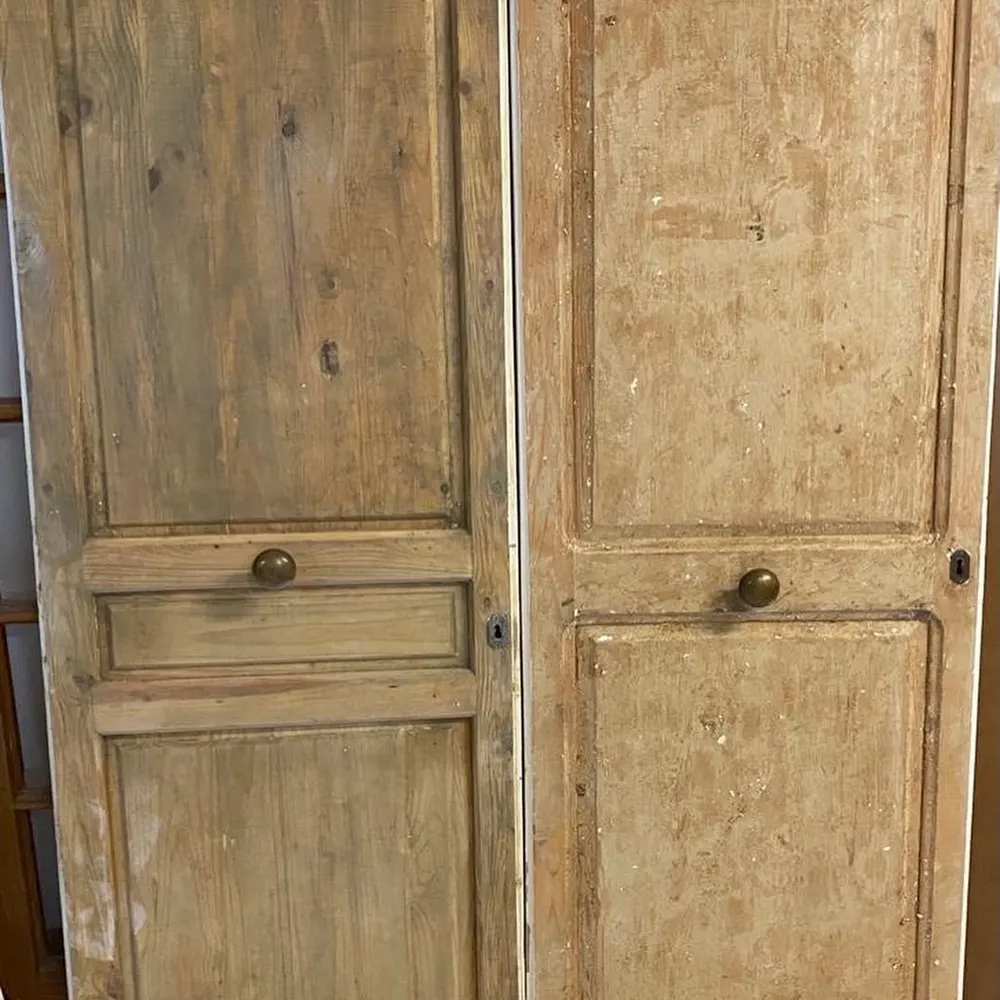 Armario antiguo decapado con acabado en madera natural envejecida