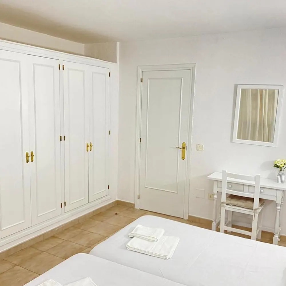 Dormitorio con armarios empotrados lacados en blanco