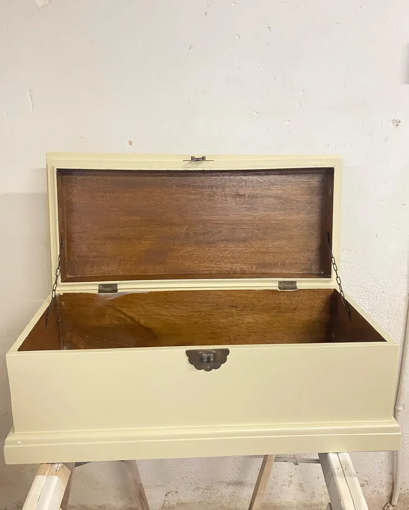 Baúl antiguo restaurado con exterior lacado en crema e interior de madera barnizada