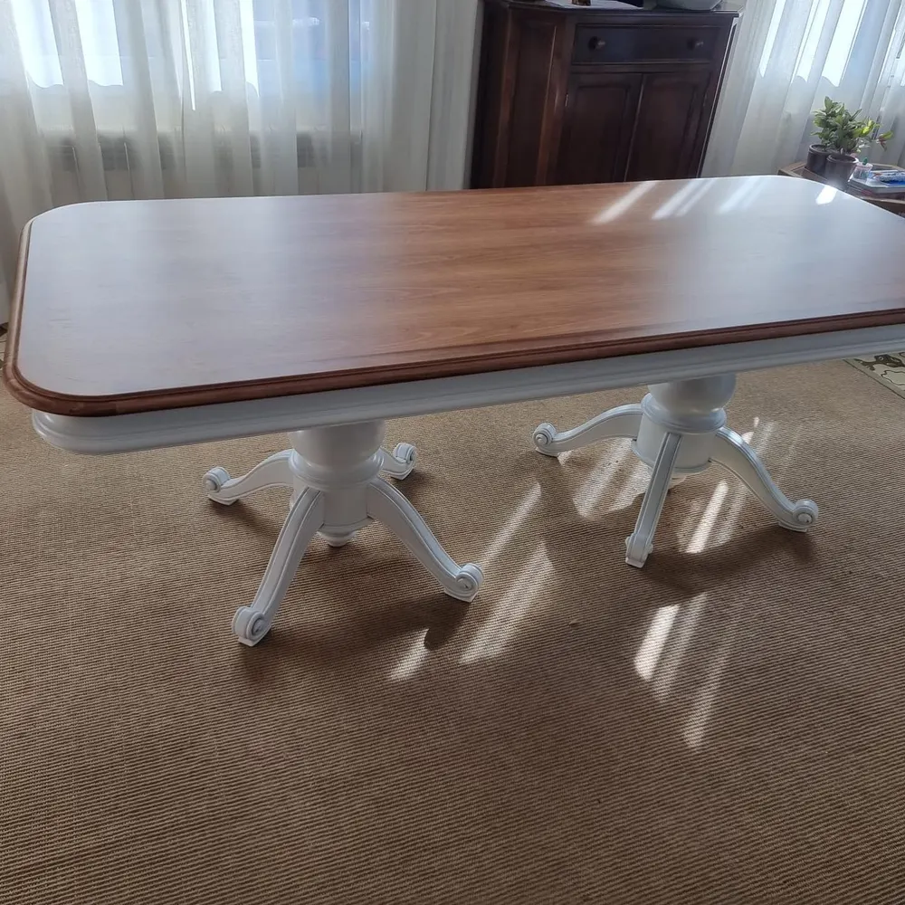 Mesa doble con pies lacados en blanco y sobre de nogal barnizado