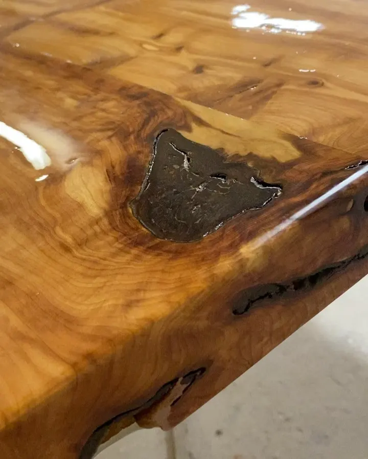 Mesa de madera maciza con acabado barnizado a brillo