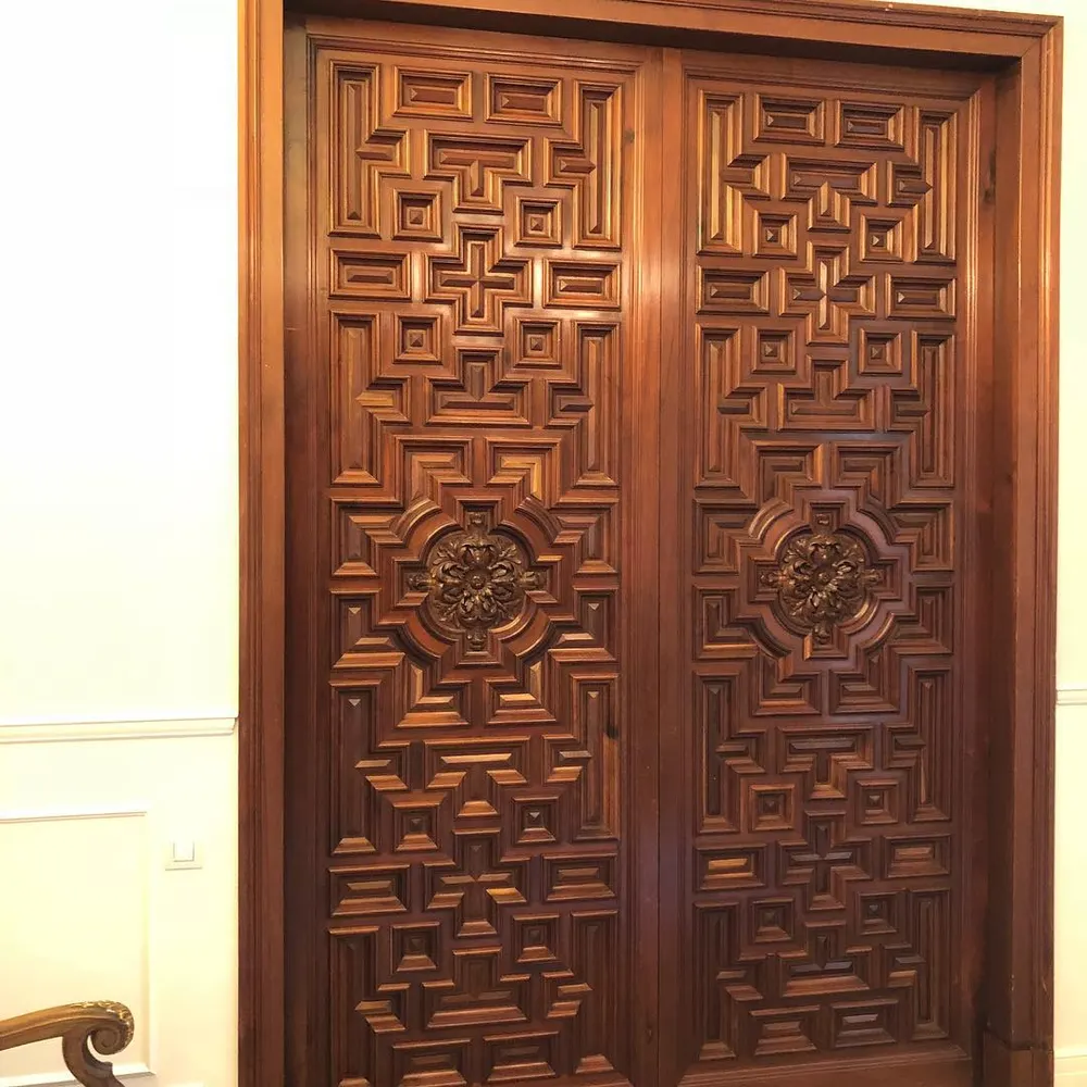 Puertas de madera tallada restauradas y barnizadas